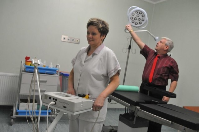 Pielęgniarka zabiegowa Gabriela Węgrzyńska w jeszcze w nie gotowym do pracy gabinecie zabiegowym na oddziale chirurgicznym; wkrótce jednak wszystko będzie tutaj na medal