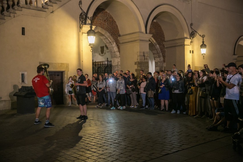 Tłumy turystów i imprezowiczów opanowały Kraków. Tak wygląda nocne życie miasta [ZDJĘCIA