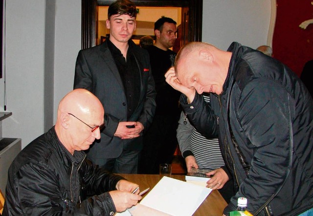 Po wykładzie Leszek Żebrowski (z lewej) podpisywał swoje książki. W głębi Grzegorz Sepielak.