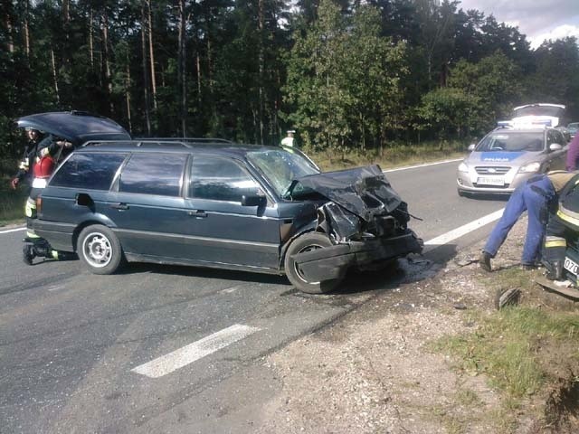 Zderzenie dwóch samochodów na drodze do Broku. Jedna osoba ranna (zdjęcia)