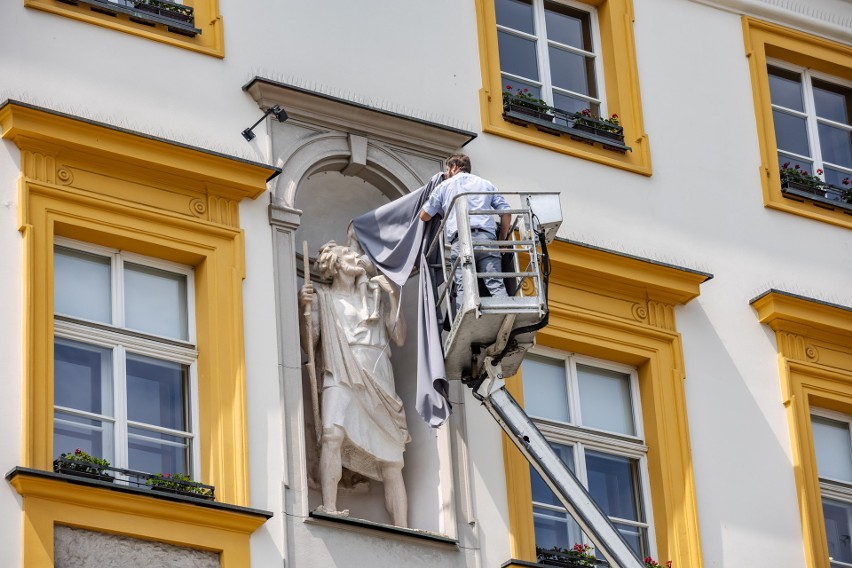 Po 230 latach św. Krzysztof powrócił na fasadę Pałacu...