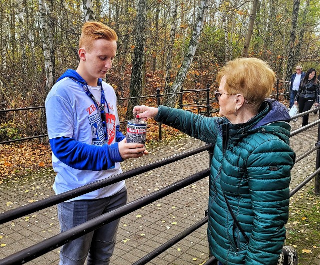 Kwesta kibiców Lecha w sobotę na Cmentarzu Miłostowo.