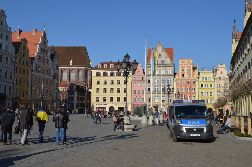 Wrocław: Zapalili znicze dla Ukrainy, aby uczcić pamięć ofiar (ZDJĘCIA, FILM)