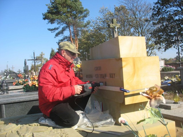 Mirosław Sienkiewicz, kończy prace przy płycie nagrobnej. Tu, na cmentarzu w Skaryszewie, są pochowani żołnierze Września 1939 roku.