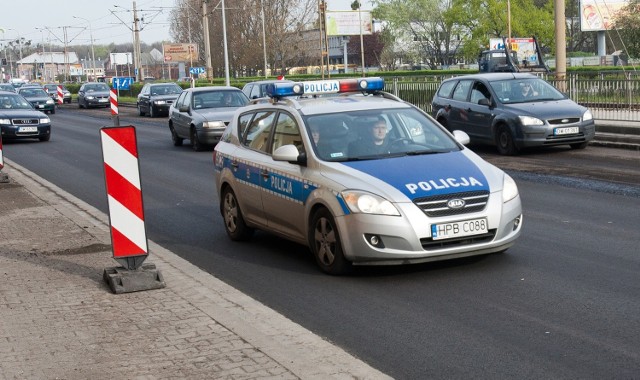 Policyjny radiowóz eskortował auto, w którym była rodzącą kobieta/zdjęcie ilustracyjne