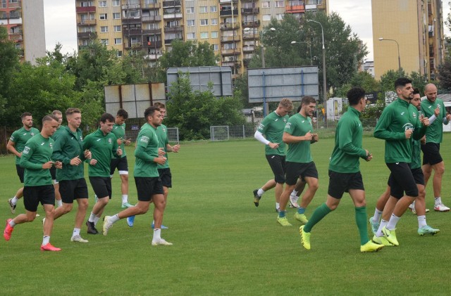 Po sobotniej wygranej 3:1 Radomiaka z Legią Warszawa, dopiero w środę do treningów wróciła radomska drużyna. Dariusz Banasik, mógł dać swoim podopiecznym kilka dni wolnego, bo następny mecz Radomiak rozegra dopiero w poniedziałek (9 sierpnia) z Wisłą w Płocku.Radomiak w środę trenował bez dwóch kontuzjowanych piłkarzy, Luisa Machado i Goncalo Silvy. Nie było już też testowanych bramkarza Mateusza Górskiego i pomocnika Mateusza Szweda. ZOBACZ ZDJĘCIA Z ŚRODOWEGO TRENINGU>>>