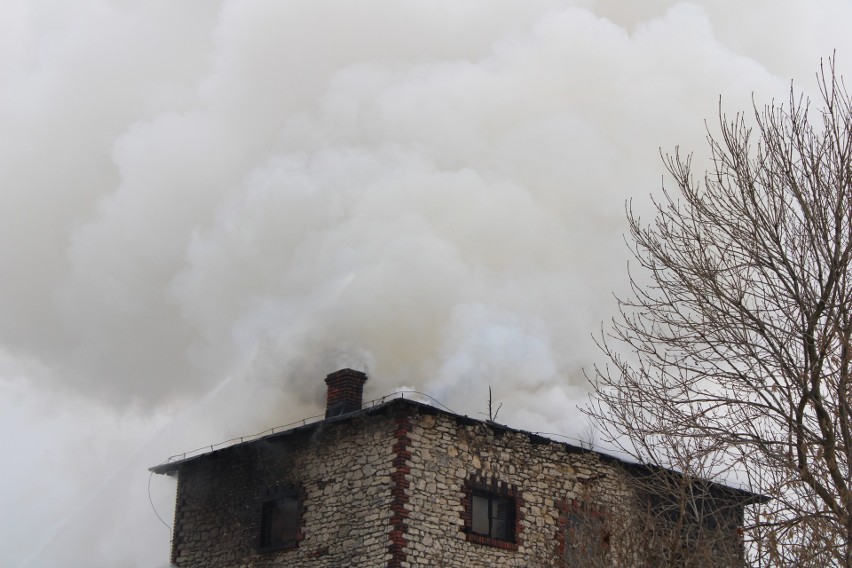 Pożar starego młyna w Sienicznie (07.02.2023)