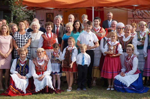 Zespół Strefień z  liczy sobie już 35 lat.  W jego skład wchodzą trzy pokolenia mieszkańców Jurkowic w gminie Opatów.