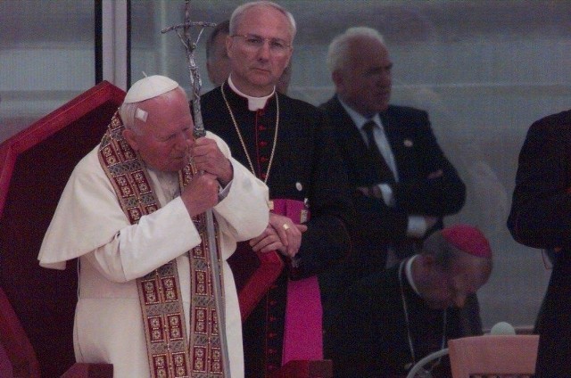 Jan Paweł II honorowym obywatelem Sosnowca? Miejski działacz proponuje nadanie tytułu w zastępstwie Edwarda Gierka. Na zdjęciu Jan Paweł II podczas pielgrzymki do Sosnowca w 1999 roku.