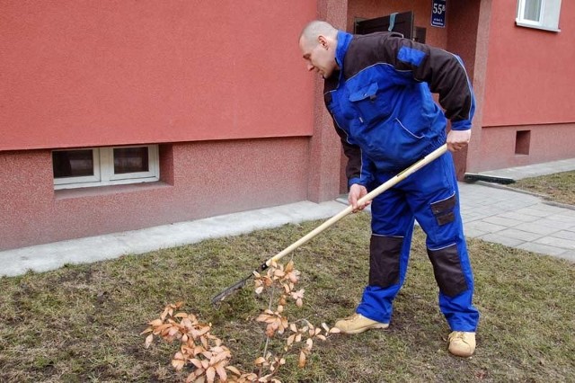 Rafał Dziedziejko ze spółdzielni Razem przy pracach porządkowych w jednej ze wspólnot mieszkaniowych. 