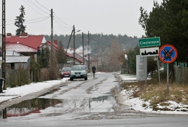 Ciało 15-latka znaleziono przy drodze w Ciecierzycach.