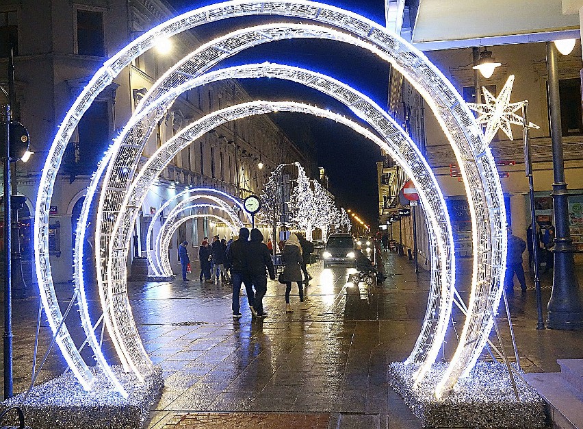 Iluminacja świąteczna w Łodzi. Rozpoczęły się prace nad montażem iluminacji na ul. Piotrkowskiej. Zobacz jak wyglądała wcześniej