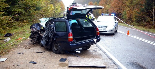 Ford escort, którym jechała kobieta, jest kompletnie zniszczony