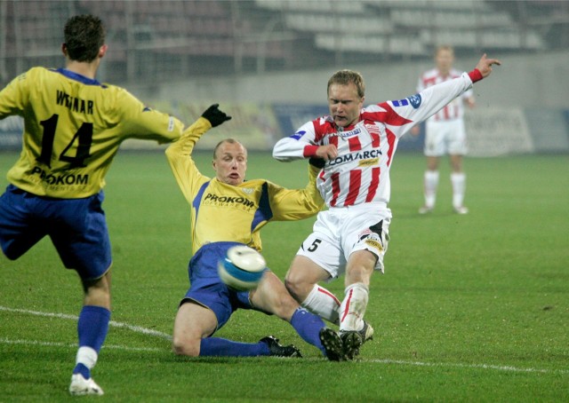 Tomasz Wacek w barwach Cracovii podczas pucharowego meczu z Arką Gdynia (31.10.2007).