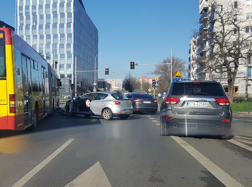 Wypadek na Strzegomskiej. Autobus MPK zderzył się z seatem [ZDJĘCIA]