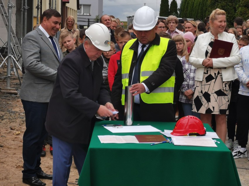 Symbolicznie rozpoczęto budowę budynków przedszkolnych w Jabłoni Kościelnej i Nowych Piekutach. Podpisano i wmurowano akty erekcyjne [FOTO]