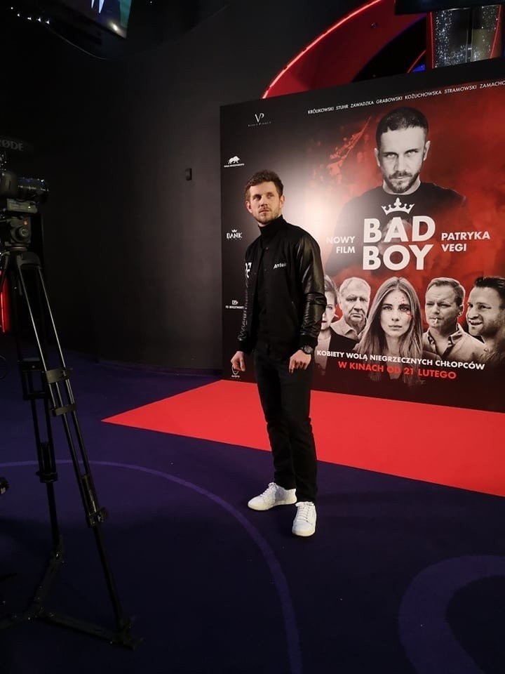 "Bad Boy". Katarzyna Zawadzka w czerwieni, Antoni Królikowski i Sławomir Peszko na premierze filmu Patryka Vegi! Kto jeszcze?