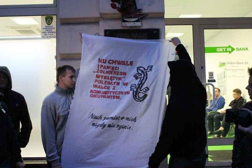 Narodowcy zasłonili tablicę Gwardii Ludowej przy Piotrkowskiej [ZDJĘCIA+FILM]