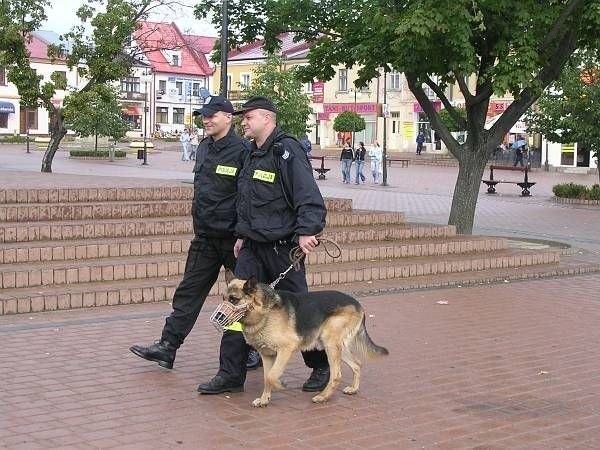 Sierżant sztabowy Robert Bergholc z KMP w Tarnobrzegu (z prawej) z psem Kubą, który towarzyszy mu podczas patroli. Po wprowadzeniu godziny bezpieczeństwa, Kuba będzie towarzyszył swojemu opiekunowi, kiedy ten będzie patrolował i legitymował młodych ludzi po wprowadzeniu godziny bezpieczeństwa.