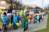 Przedszkolaki ze Staszowa balonami i kwiatami przywitały wiosnę [ZDJĘCIA]