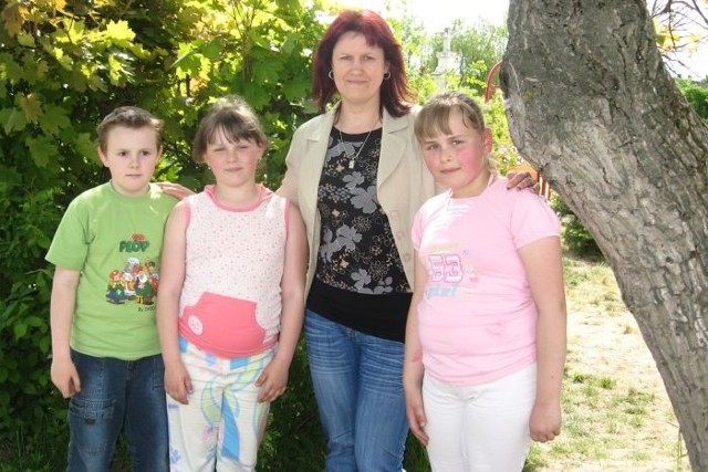 Marzena Choroś razem z uczniami  szkoły w Kazanowie.