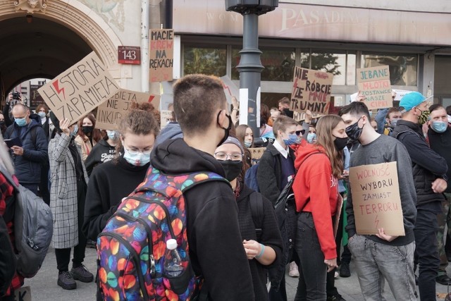 W Łódzkiem były, zdaniem kuratorium, przypadki namawiania uczniów – przez nauczycieli – do wzięcia udziału w protestach po wyroku Trybunału Konstytucyjnego w sprawie aborcji. Trzy takie zdarzenia trafiły z tej instytucji do MEN. Szef ZNP w naszym regionie nazywa to zastraszaniem. Czy jest się czego bać? >>> Czytaj dalej na kolejnym slajdzie >>>...