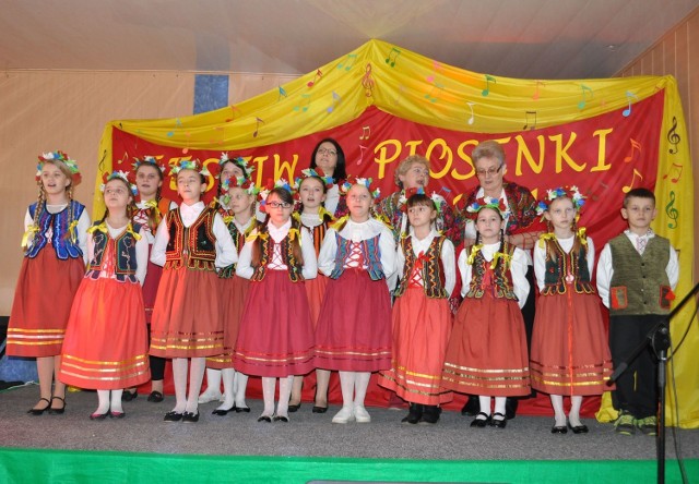 Na festiwalu „Muzykalne Łopuszno” wystąpiły też - już poza konkursem - zespoły z terenu gminy Łopuszno. Wśród nich na scenie zaprezentował się Zespół Pieśni i Tańca Ziemi Łopuszańskiej.