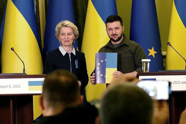 Ursula von der Leyen przekazała w piątek prezydentowi Wołodymyrowi Zełenskiemu dokumenty niezbędne do nadania Ukrainie statusu państwa kandydującego do UE
