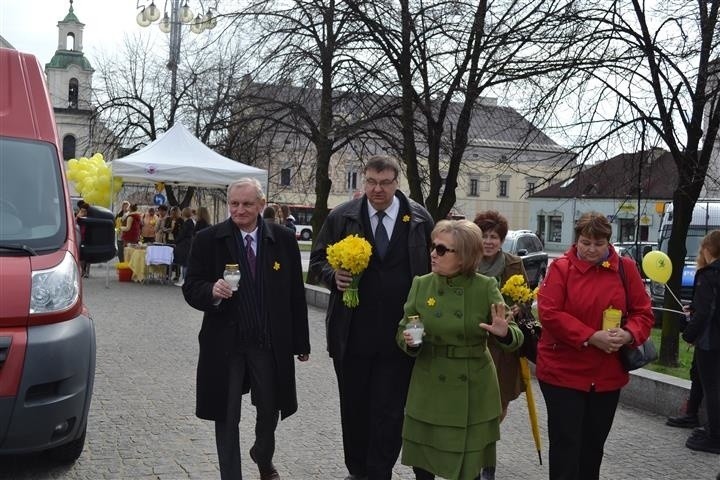 Uczestnicy ubrani byli w kolorowe elementy. Dominowały...