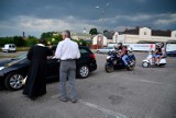 Święcenie pojazdów w Lublinie. Ks. Kiełbasa pokropił auta i motocykle (ZDJĘCIA)