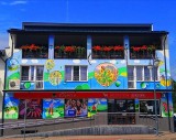 Wyjątkowy mural na rynku w Pacanowie. To dzieło Centrum Bajki! Zobaczcie [ZDJĘCIA]