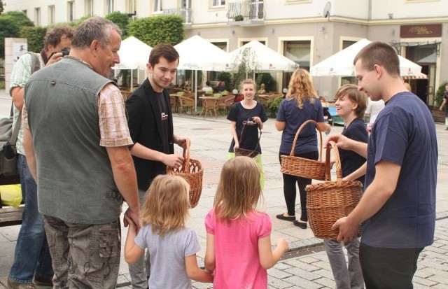 Kielczanie bardzo chętnie sięgali po jabłka i z entuzjazmem reagowali na podarunki.