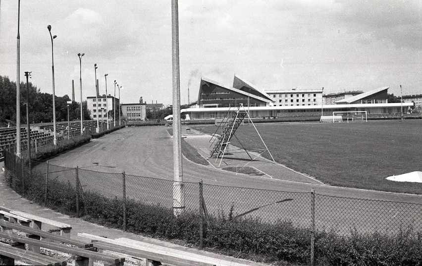 Stadion w Mościcach, w tle Dom Kultury