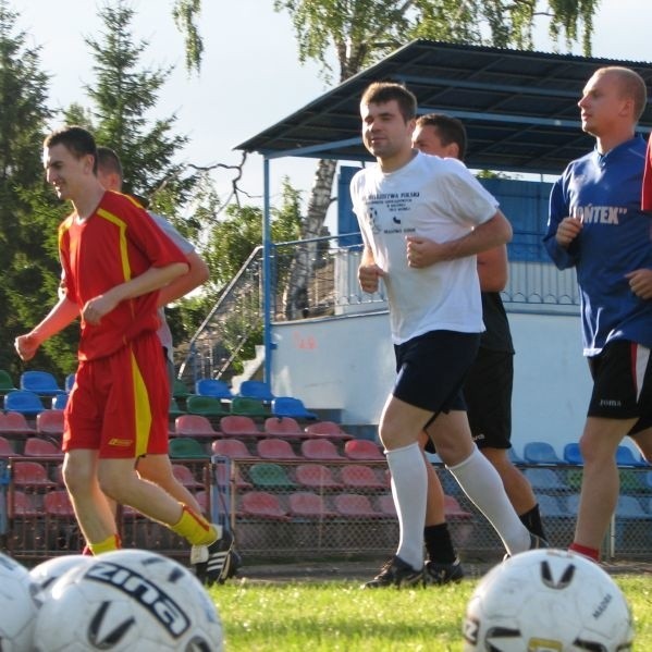 Trening pilkarzy Tura Bielsk Podlaski pod okiem nowego trenera Lucjana Trudnosa