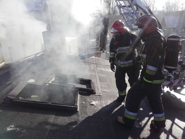 Pożar pomieszczeń gospodarczych i pożar sadzy w kominie - to tylko niektóre ze zdarzeń, jakie miały miejsce w niedzielę, 25 lutego oraz dziś w nocy na terenie powiatu sławieńskiego.Zaczęło się od pożaru kamienicy przy ulicy Wojska Polskiego w Sławnie, który wybuchł wczoraj wczesnym rankiem. Paliło się mieszkanie na poddaszu. Na szczęście nikt nie został ranny. Około 13:00  strażacy zostali wezwani do kolejnego pożaru, tym razem w Pieńkówku(gmina Postomino). Tam także spaliło się poddasze w budynku mieszkalnym.- W wyniku pożaru spaleniu uległy belki konstrukcyjne, strop w przyległych pomieszczeniach, część wyposażenia. Wstępnie straty wyceniono na kwotę 150 tys. złotych. Uratowano mienie wartości 300 tys. złotych - mówi nam st. kpt. Piotr Słupski, rzecznik PSP w Sławnie. Także i w tym zdarzeniu nikt nie został ranny. Przed godziną 16:00 w jednym z budynków przy ulicy Polanowskiej w Sławnie doszło do pożaru sadzy w kominie. - W wyniku pożaru zniszczeniu uległo: rozszczelniony przewód kominowy na poddaszu, pęknięcie części wychodzącej ponad dach. Straty wyceniono na kwotę ok. 2 tys. złotych - informuje rzecznik PSP w Sławnie. Do kolejnego pożaru doszło przed 18:00 w Darłowie przy ul. Wojska Polskiego. W wyniku pożaru spaleniu uległo: drewno opałowe, wiązka instalacji elektrycznej. Przypuszczalną przyczyną powstania pożaru było zaprószenie ognia. W wyniku pożaru nikt nie został ranny.Z kolei dziś rano, około 5:00 doszło rozerwania instalacji CO w jednym z domów w Warszkowie(gmina Sławno). Spaleniu uległa cała instalacja w kotłowni. Przypuszczalną przyczyną powstania zdarzenia było zagotowanie wody w układzie CO. Tu również nikt nie został ranny. Wojciech KuligZobacz także Pożar w Gościnku koło Białogardu