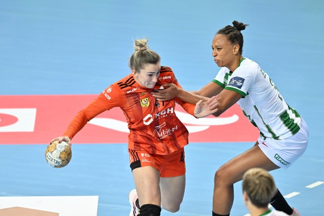 Karolina Kochaniak-Sala (z lewej) i Beatrice Edwige podczas niedzielnego meczu Ligi Mistrzyń.