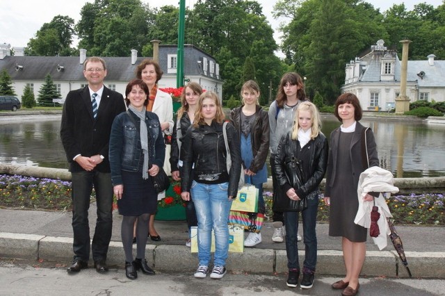 Opiekunowie wymiany wraz z grupą niemieckich dziewcząt zwiedzali Kozienice. Na zdjęciu od lewej: Achim Ziegele, Astrid Siegele, Wanda Karsznia-Czerska, dyrektor gimnazujm.