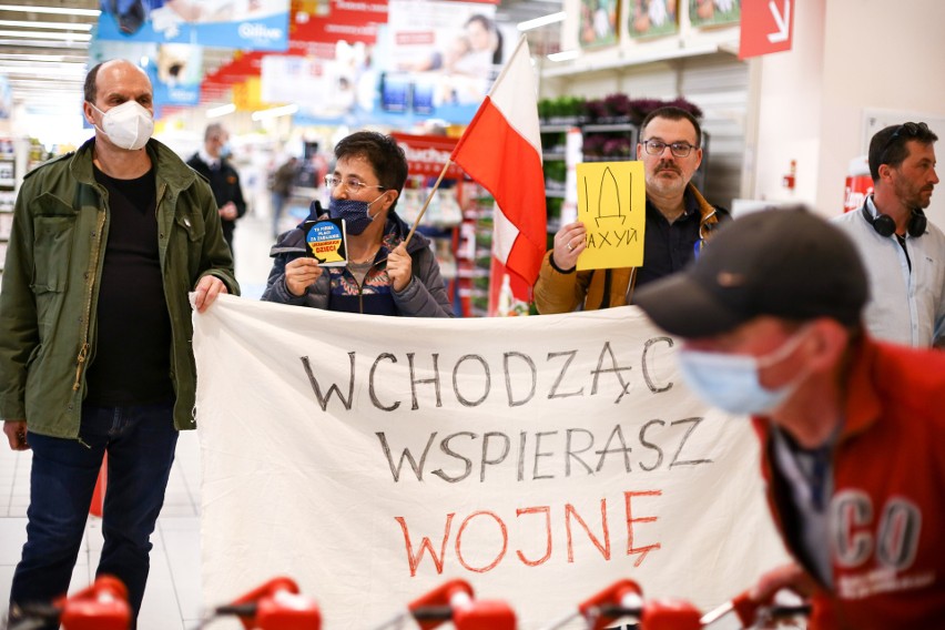 Kraków. "Wchodząc tu wspierasz wojnę". Krakowscy aktywiści namawiają do bojkotu sieci handlowej