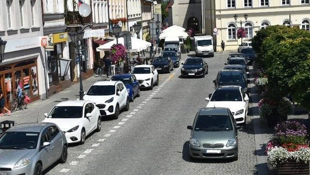 Na Rynku w Oświęcimiu, gdzie obowiązuje strefa zamieszkania nagminne jest parkowanie poza wyznaczonymi miejscami (jak na zdjęciu z prawej strony)