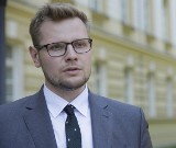 Wiceminister Michał Woś: "Będziemy się zawsze sprzeciwiać oddaniu polskiej niepodległości na złotej tacy"