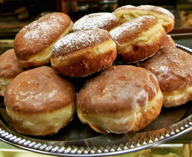 Prosty przepis na pączki. Jak zrobić domowe pączki? Jakie...