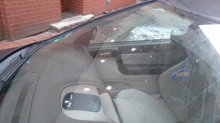 Katowice: Auto ostrzelane z wiatrówki w centrum miasta. Strzały mogły paść z okna?