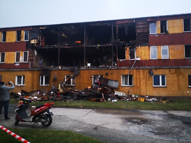 Zdzieszowice. Pożar budynku socjalnego. Straż pożarna ewakuowała 19 lokatorów budynku.