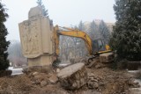 Z Placu Gdańskiego w Ciechocinku zniknął niechciany obelisk