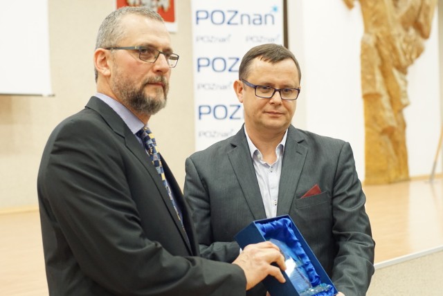 Jacek Thiem, prezes WOZP, odbiera okolicznościową statuetkę z rąk prezes PZP, Pawła Słomińskiego