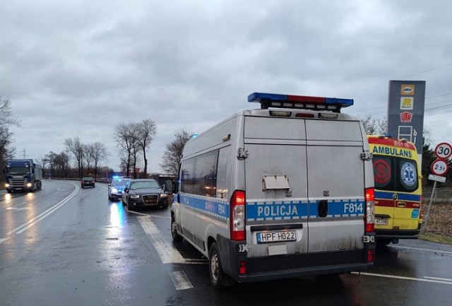 Do wypadku doszło w poniedziałek o godzinie 7.30 na drodze krajowej numer 60 w okolicy skrzyżowania ulicy Objazdowej ze Słoneczną w Kutnie.