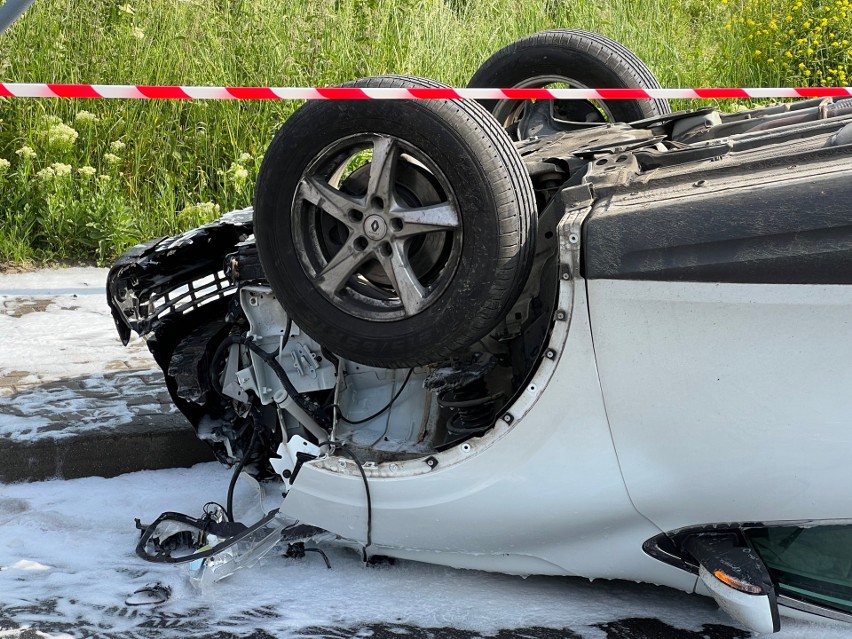 Wypadek na ul. Lwowskiej w Przemyślu. Samochód uderzył w latarnię i dachował [ZDJĘCIA]