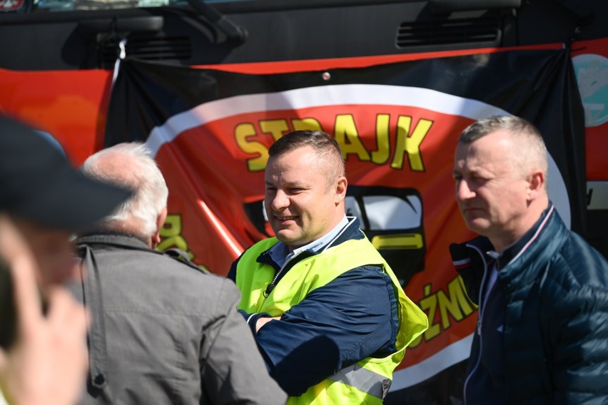 [AKTUALIZACJA] Strajk przewoźników na przejściu w Dorohusku. Spotkał się z nimi wojewoda [WIDEO]