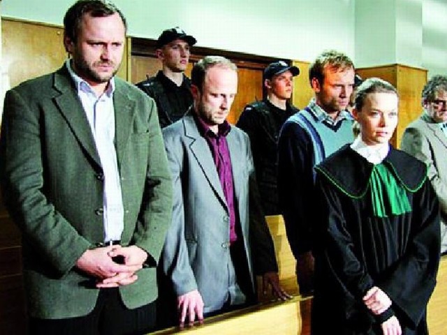 Maciek Mikołajczyk (na zdj. na ławie oskarżonych w środku) gra w filmie "Lincz&#8221; Marcina Grada, który wraz z dwójką braci dokonuje samosądu na sąsiedzie, terroryzującym mieszkańców wsi