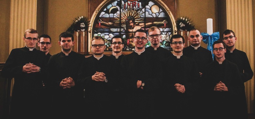 Z powodu koronawirusa alumni z diecezji kieleckiej przyjmą święcenia diakonatu w 3 parafiach - w Kielcach, Jędrzejowie i Tczycy [ZDJĘCIA]